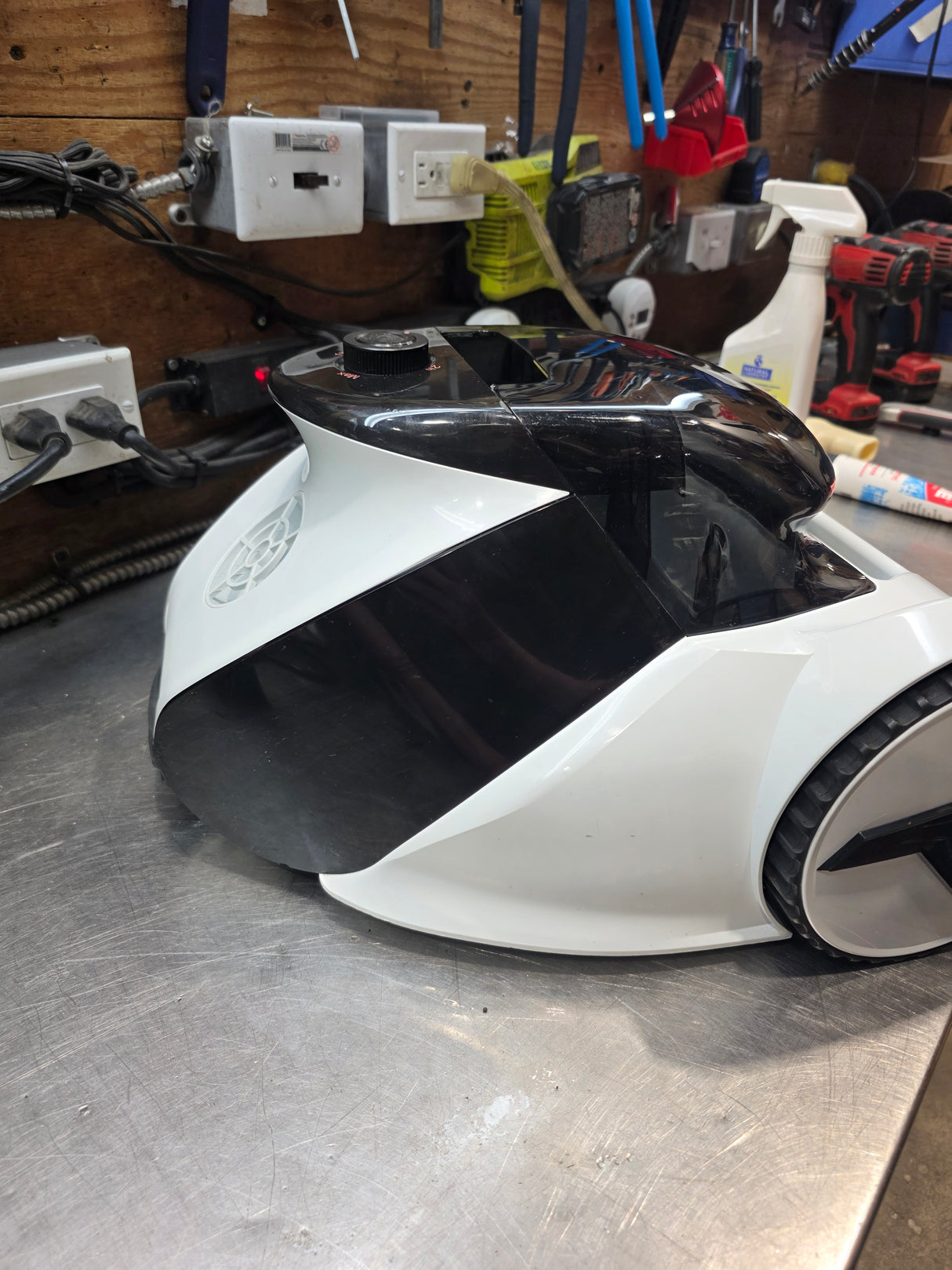 Robot piscine sans fil Moov Raliant M30RR – Version démonstrateur (Open Box)