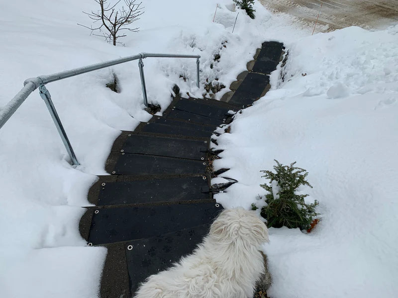 Outdoor heating mat for steps