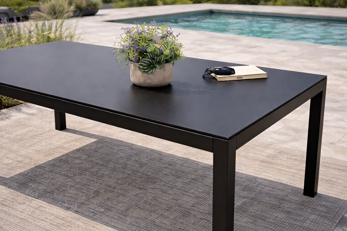 Table de patio Renaissance noire 40 x 80 po – Corriveau