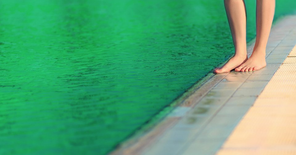 Eau de piscine verte, quoi faire?