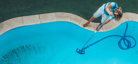 Comment passer l’aspirateur manuellement dans votre piscine en 3 étapes