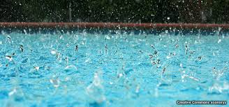 Piscine après forte pluie : quoi faire pour protéger votre eau et votre équipement