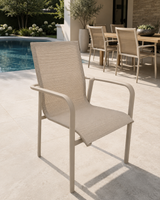 Chaise de salle à manger extérieure Alya par MOSS – Aluminium sable empilable