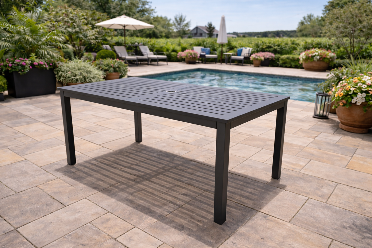 Table extérieure rectangulaire Akumal 60" en aluminium gris charcoal mat – Modèle démonstrateur en liquidation