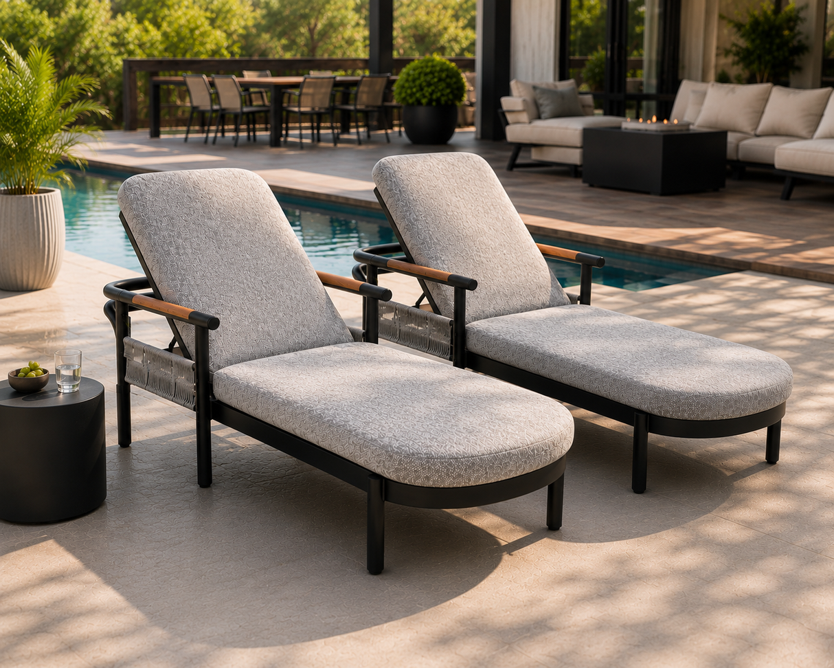 Chaise longue Maho par ATOLL – Aluminium noir avec accoudoirs en teck