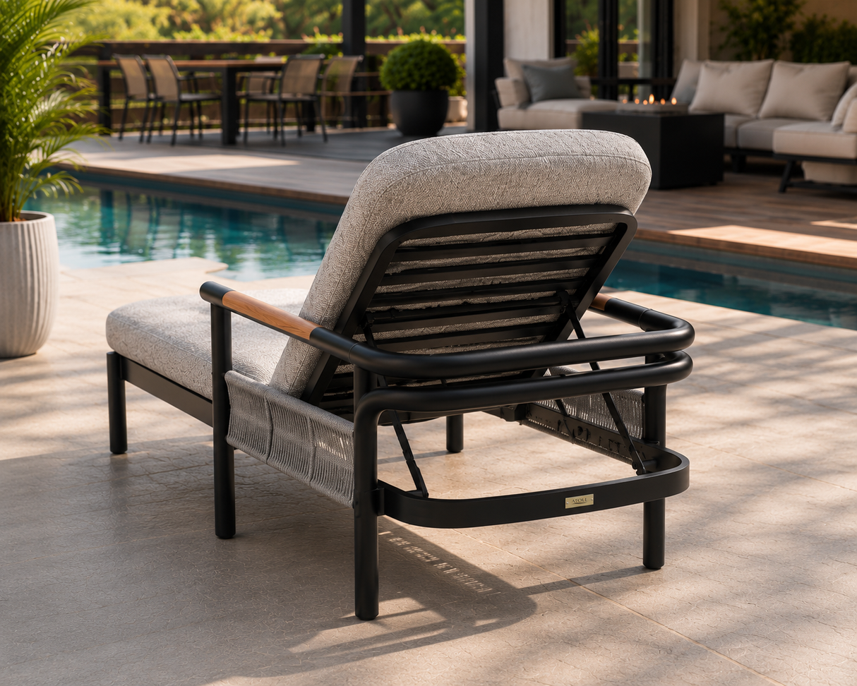 Chaise longue Maho par ATOLL – Aluminium noir avec accoudoirs en teck