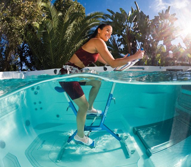 Exercice avec un aquabike dans un Endless Pools E550